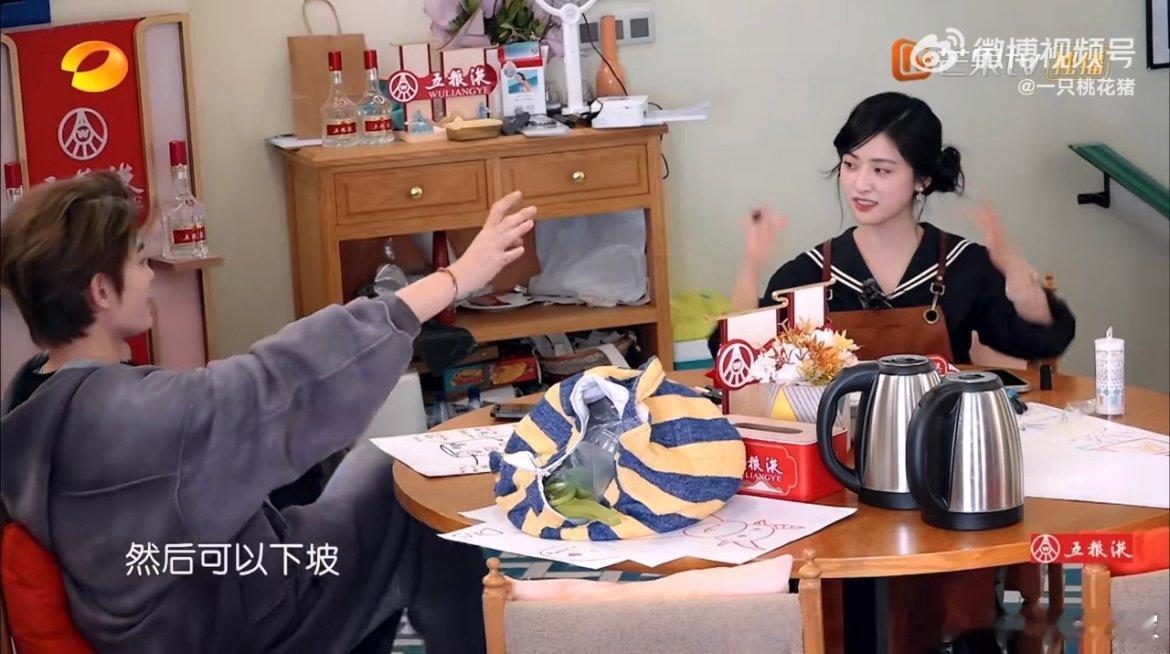 沈月滑板少女中餐厅名场面 看沈月在中餐厅滑滑板，才发现甜妹玩酷也能这么带感！流畅