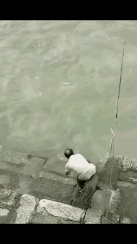 真是要鱼不要命啊。
钓鱼圈里的“狠人”可真不少，就说那钓鱼大哥，为鱼拼命的劲头太