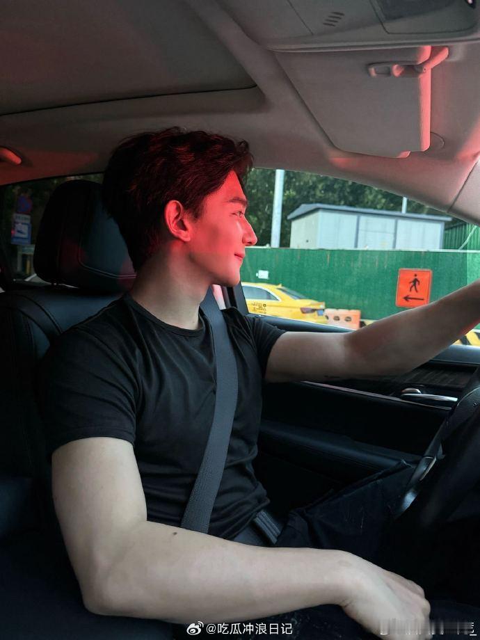 何洛洛分不清自己和夏之光 夏之光：我不要面子的吗？何洛洛看到照片秒认成自己，还补