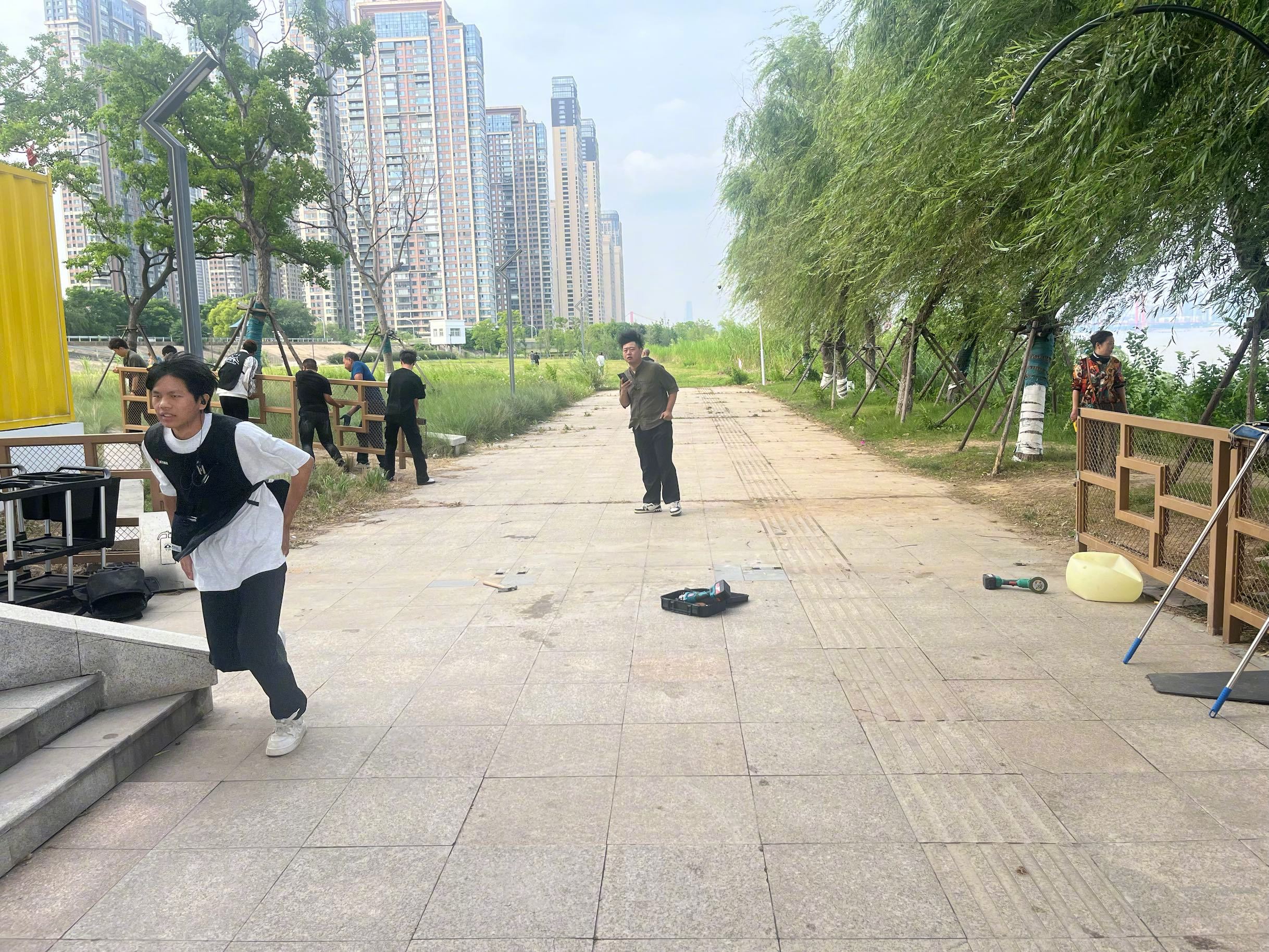 【#被指圈起来收费的桥下围栏正在拆除##被指圈起收费的网红大桥下最新进展#】近日