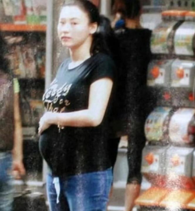 张柏芝罕见素颜大肚照
这是2010年的她，肚子里是老二，当时她跟陈冠希那点儿事已