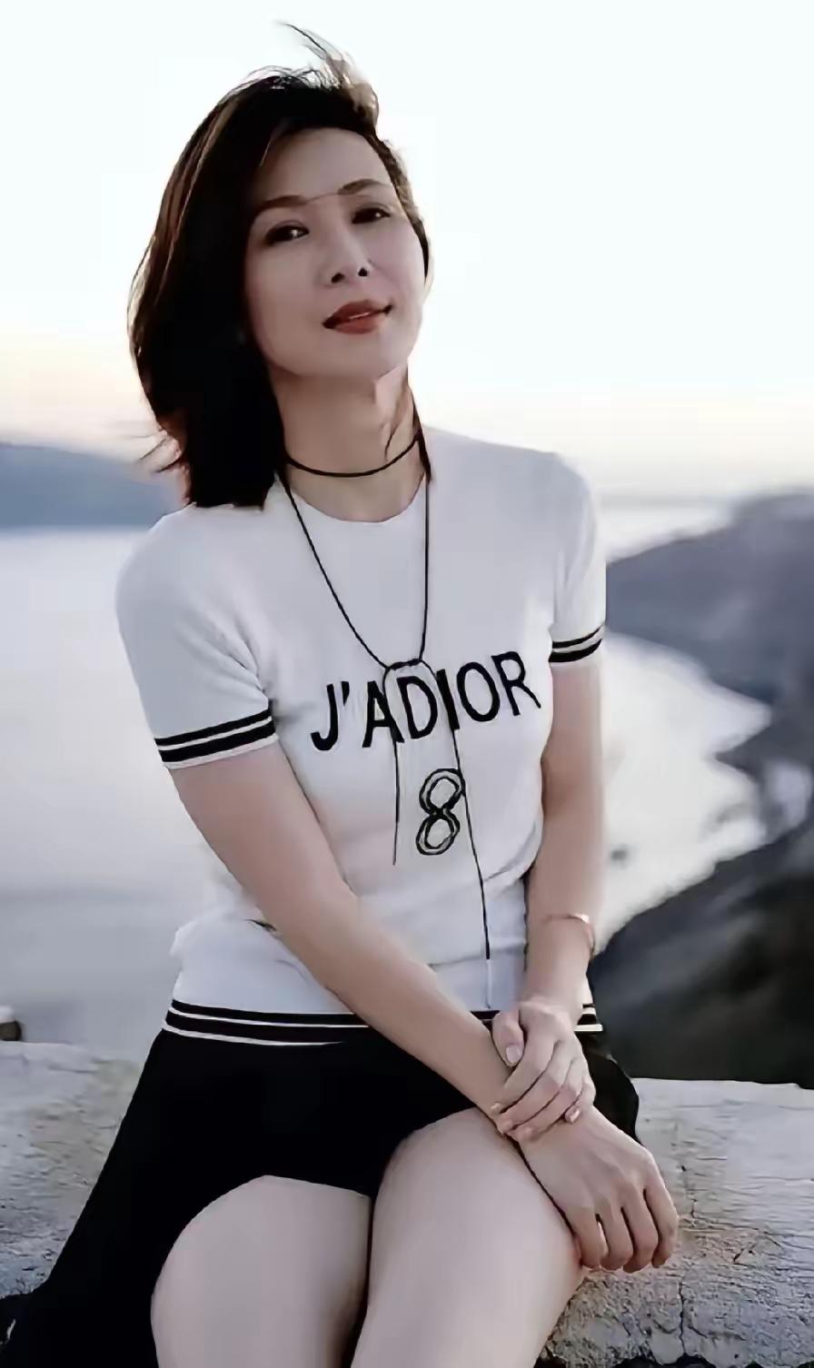 她的肌肤雪白，她梳着短发，穿着一身名牌衣服坐在海边，极美的
你们认识她吗？
她曾