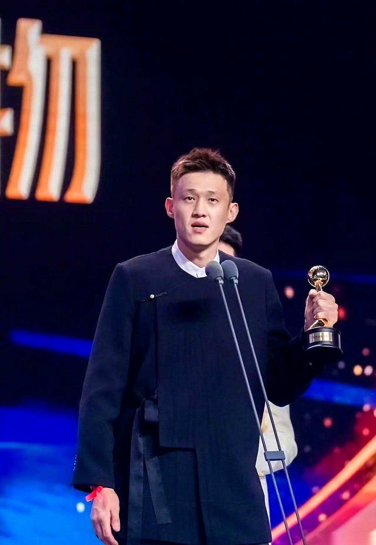 阔别四年的周鹏回到广东宏远男篮，直接是以队长身份亮相的。
在昨晚佛山大胜美国ST