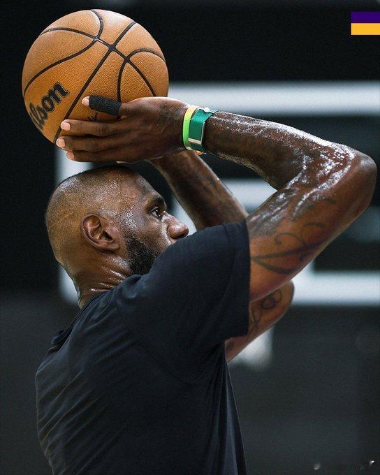 专心备战！今天又是训练拉满的一天！据报道：东契奇已返回洛杉矶～湖人首轮战火箭