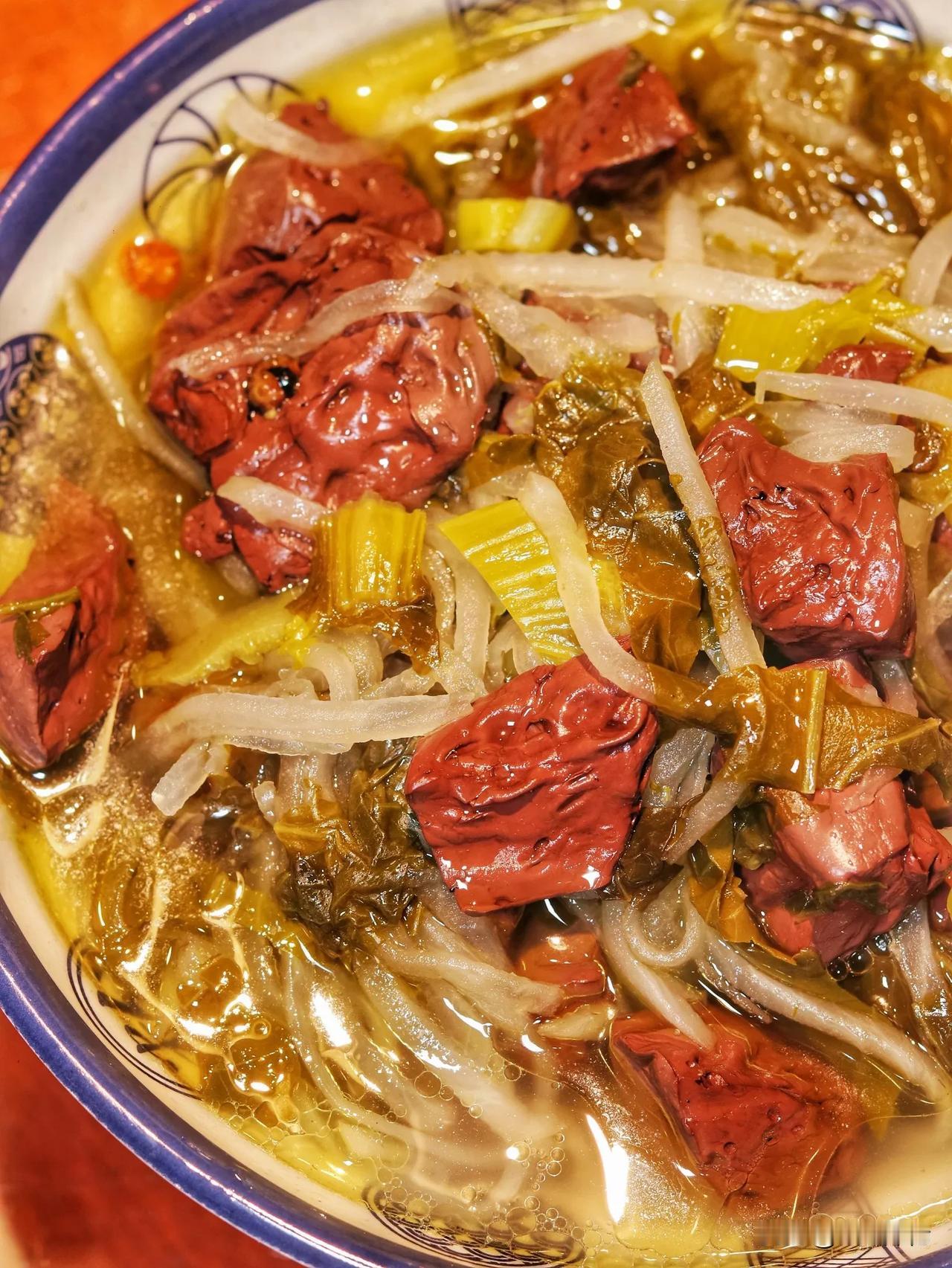 宣威杀猪饭是冬季过年前吃的特色美食，每到吃杀猪饭的时候左邻右舍、亲朋好友齐聚享受