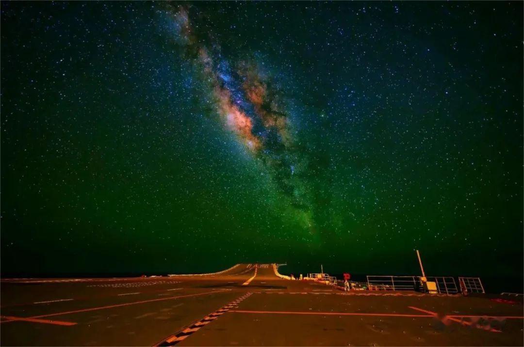 真“太空母舰”！这两张辽宁舰军宣图在满天繁星与银河的衬托下，拍出了星辰大海的味道