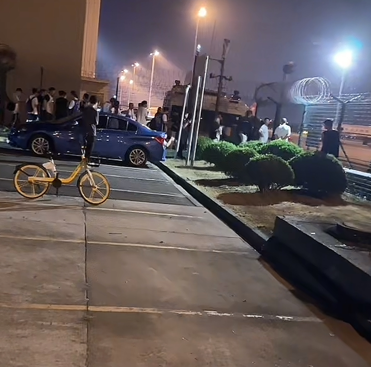 这么晚了，有很多球迷在虹桥机场老詹呢，希望球迷都能圆梦，哪怕只是看一眼。詹姆斯启