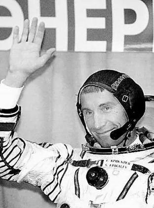 1991年，苏联一名宇航员刚飞上太空，国家解体了。

耳机里传来的不再是熟悉的指