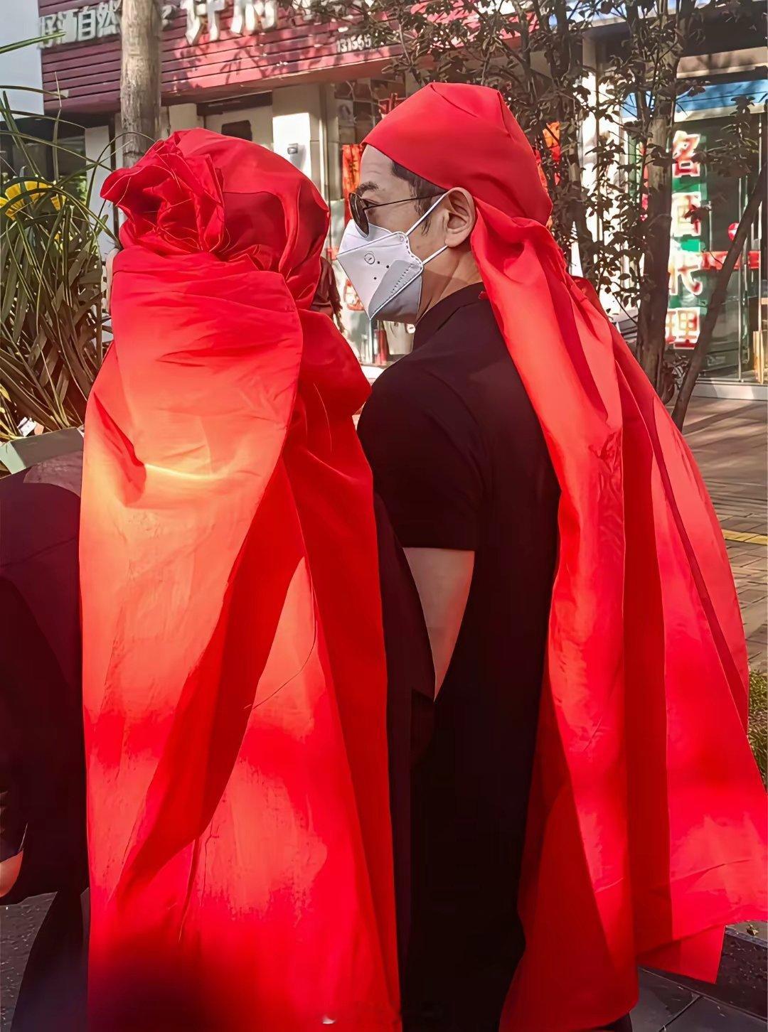 郭富城，这下让所有网友都刮目相看了！5月16日，方媛的外公去世出殡，他特意放下工