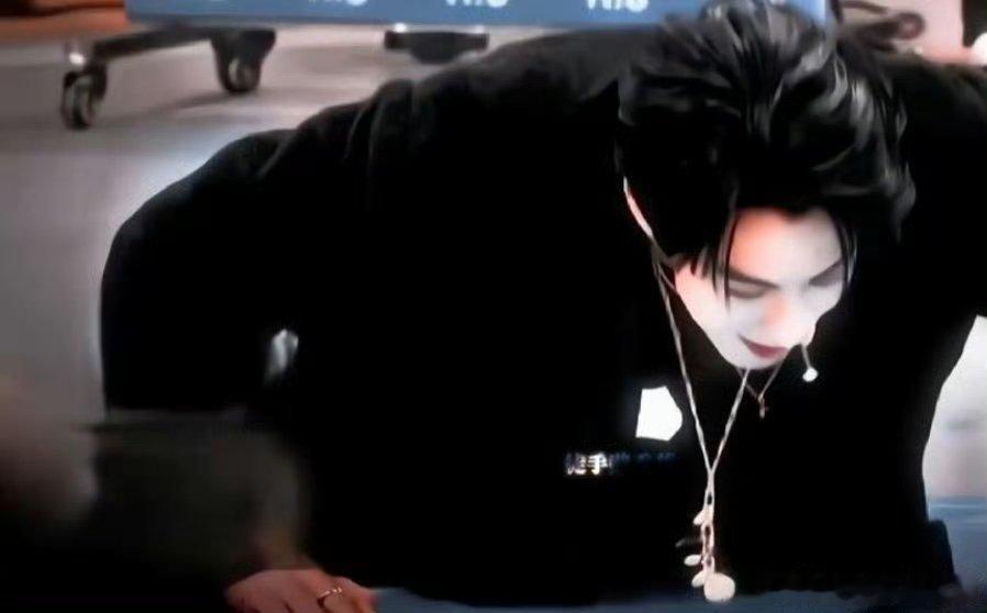 王鹤棣做俯卧撑也这么苏 你好星期六 王鹤棣做俯卧撑也太帅了！苏到我疯狂打call