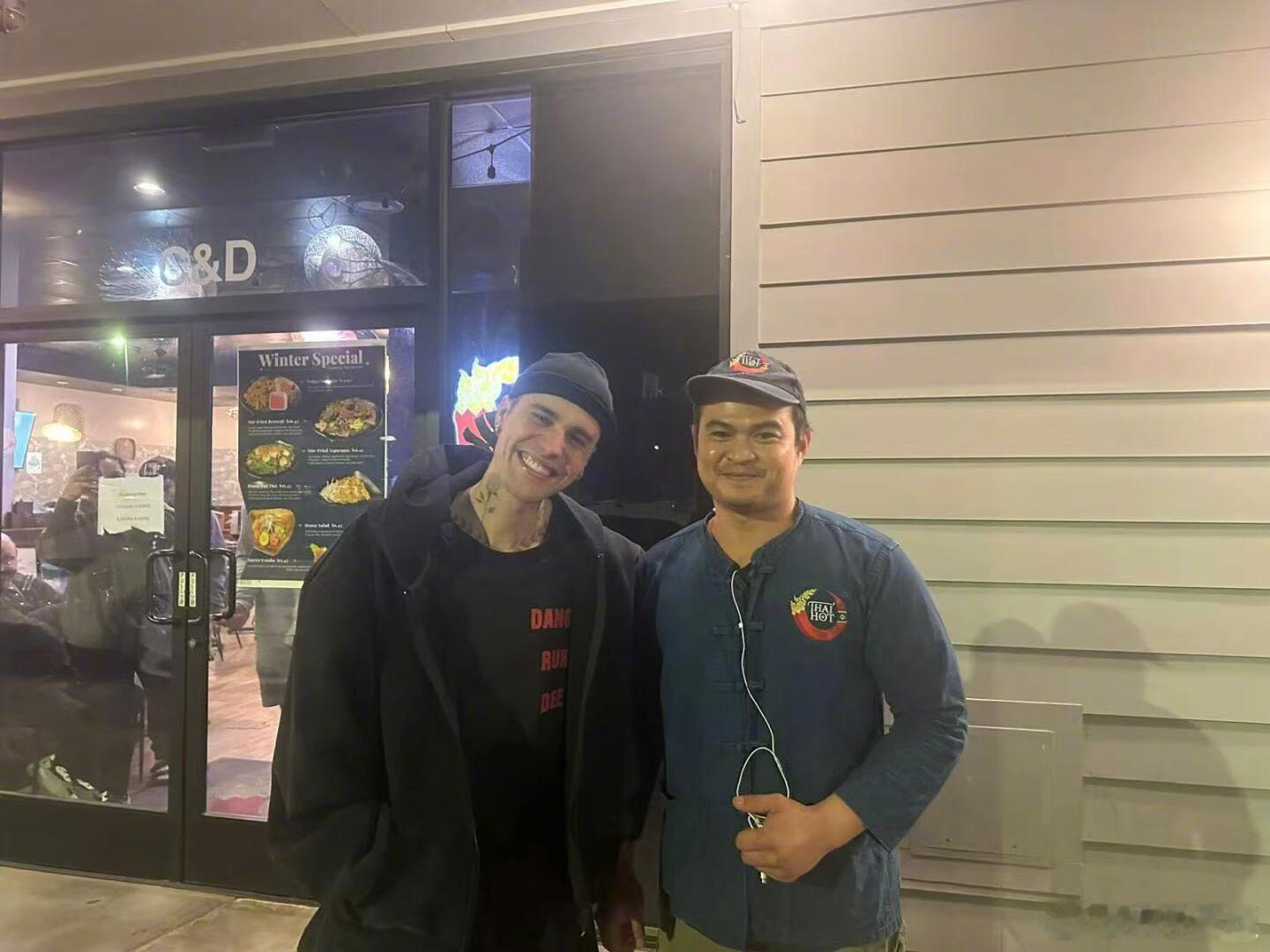 比伯海莉与粉丝合影 街头偶遇名场面！比伯海莉夫妇与粉丝开心合影，比伯比耶状态松弛