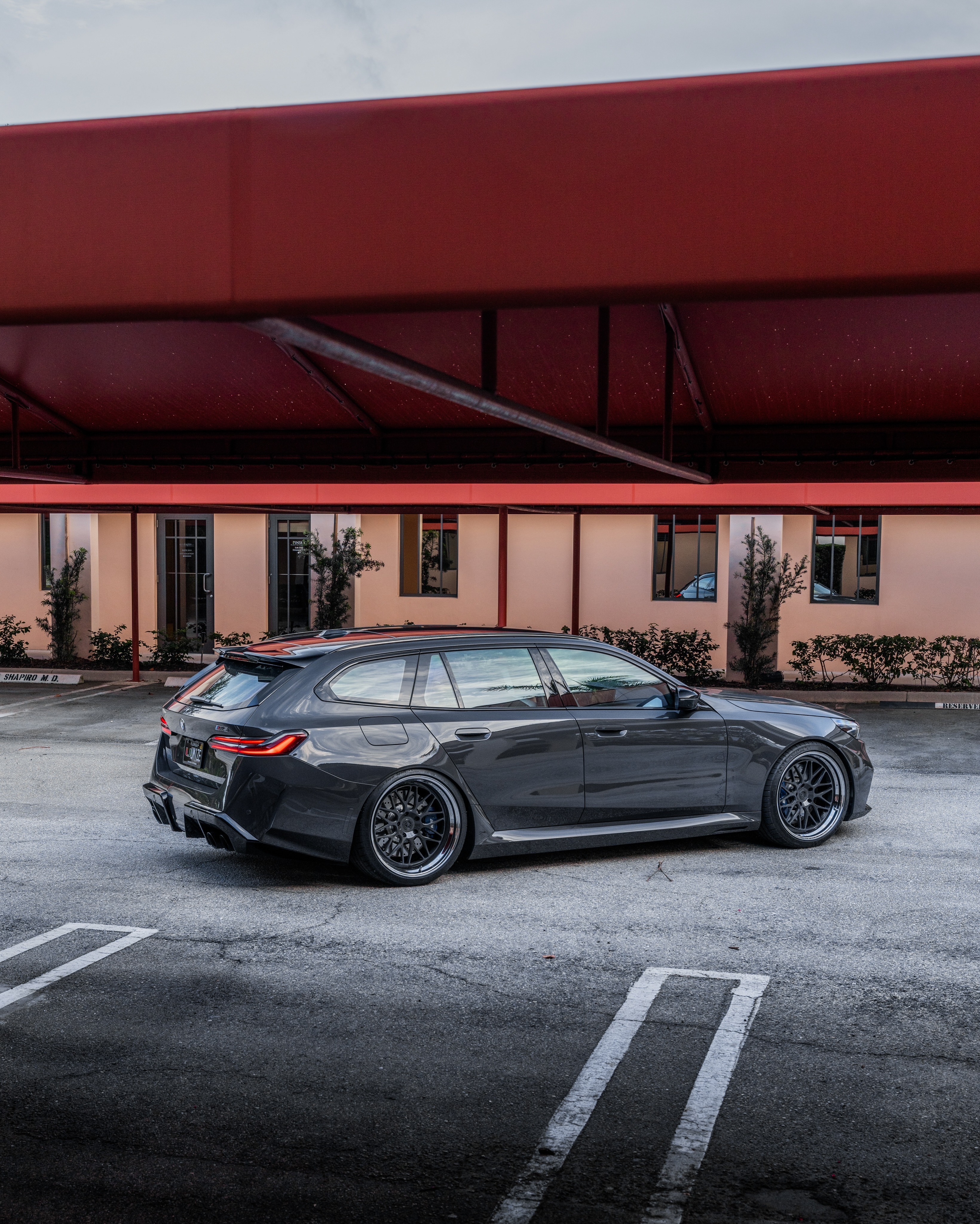 这辆由BMW M Individual定制的全新BMW M5 Touring W