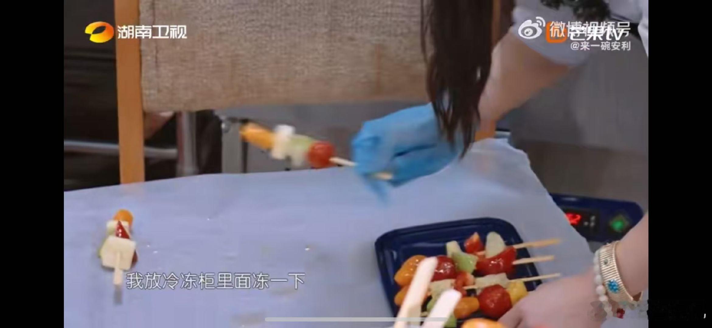 沈月翟潇闻是在演中华小当家吗 中餐厅中餐厅名场面沈月翟潇闻做糖葫芦，认真细致超用
