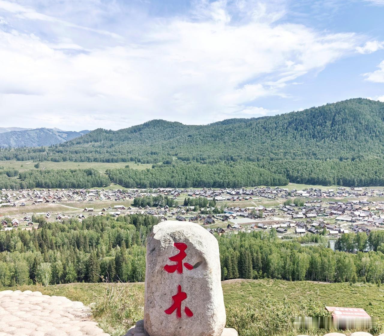 远山白雪皑皑，小木屋静立草原，牛羊悠然吃草。禾木，藏着最治愈的人间烟火。

清一