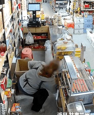 聪明过头了吧！甘肃兰州，一女子在超市当收银员时监守自盗，短短5个月的时间，竟偷走