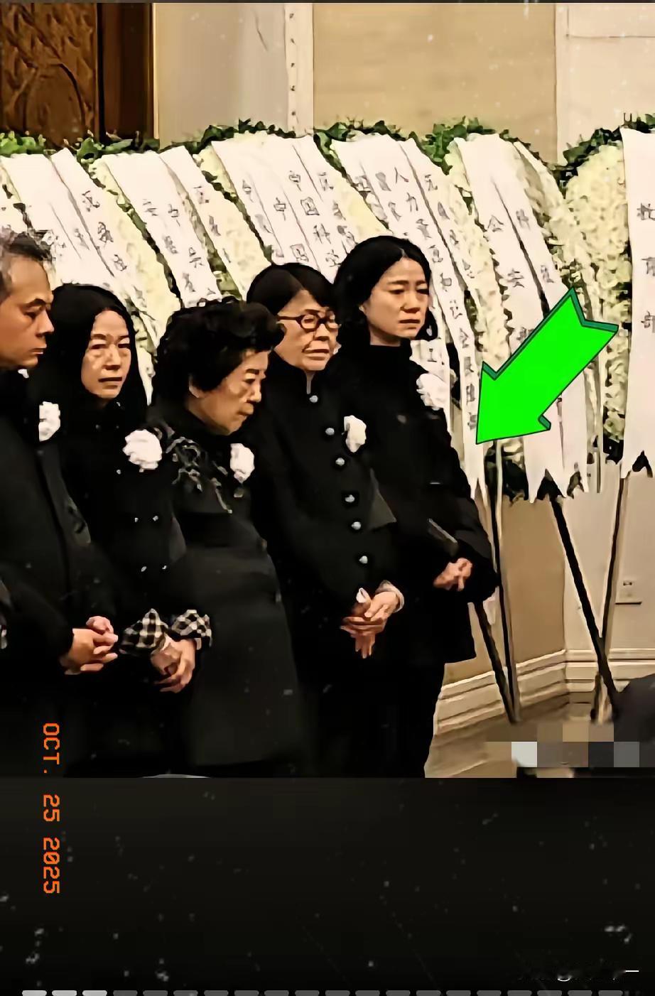 别再拿年龄说事儿了！翁帆在送别现场站在首位的模样，早把21年的感情份量摆得明明白