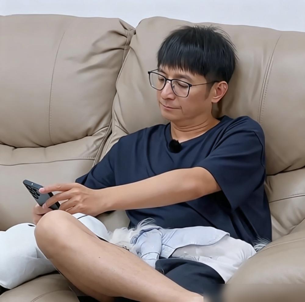 49岁李维嘉独居现状：房子干净如新，有钱有房，却没个拌嘴的人。

49岁的李维嘉