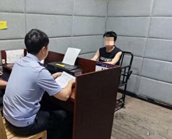 湖南，几个男子夜间走进了洗浴会所，大半夜的这家会所还在营业，自然也吸引了相关人员