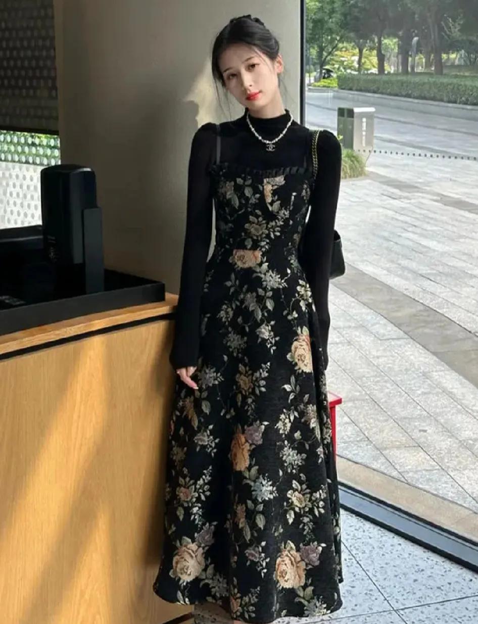 针织上衣+碎花吊带连衣裙
春天这样穿，优雅神秘，高冷浪漫
妥妥的时尚淑女范
就这