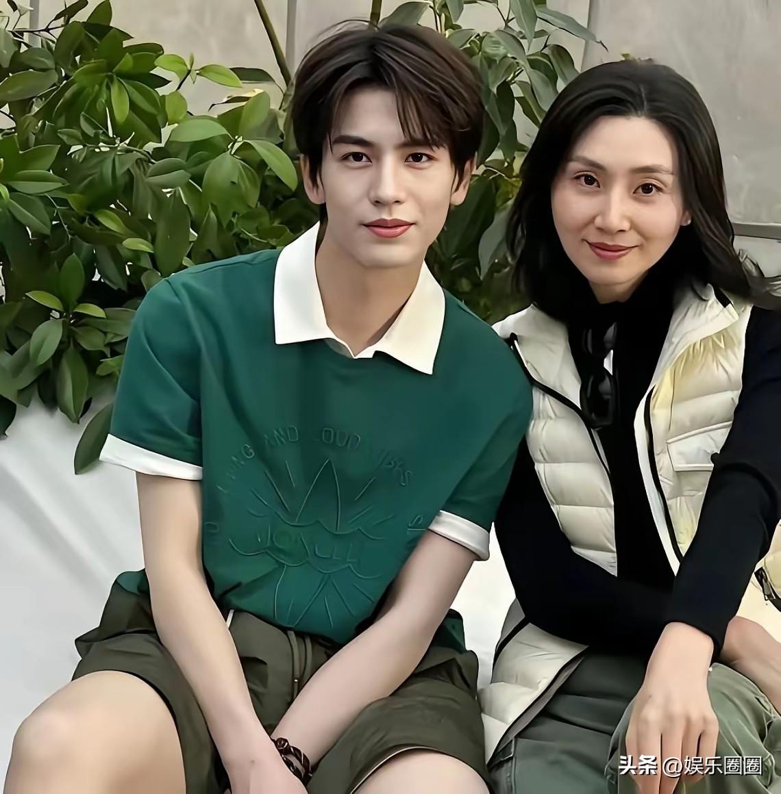 张凌赫和他妈妈的合照流出后，网友都在感叹好基因藏不住。

照片里他妈妈气质温婉，
