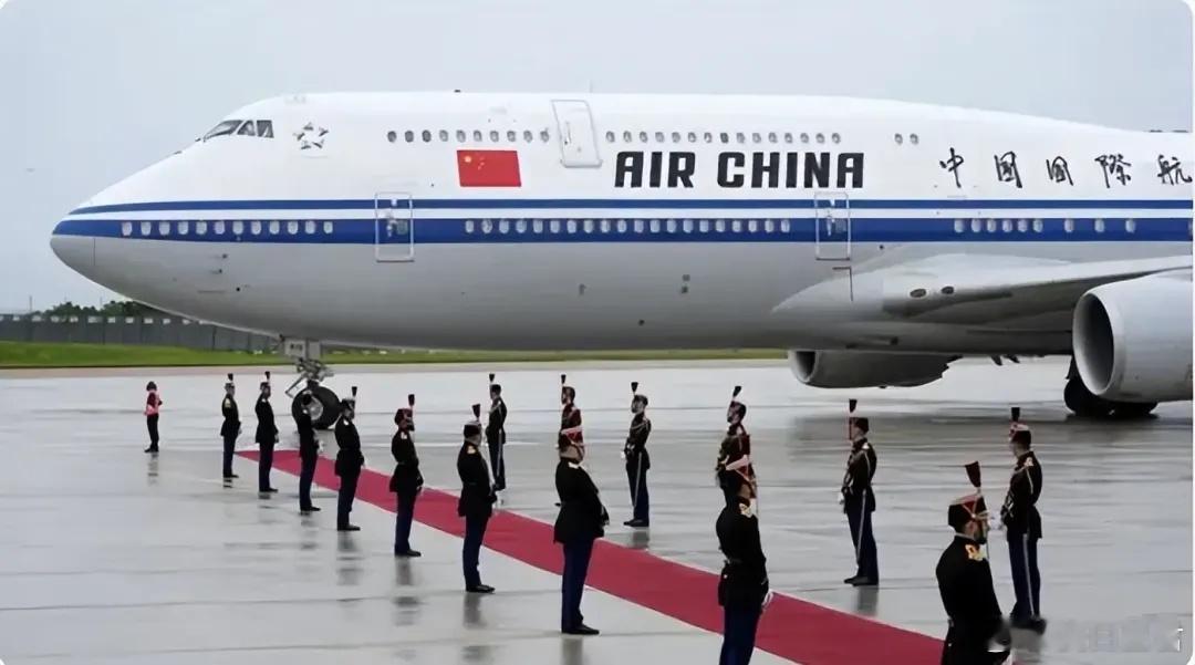 中方专机起飞，释放积极信号！美国的C形包围圈，已经支离破碎美国近期在亚太地区火力