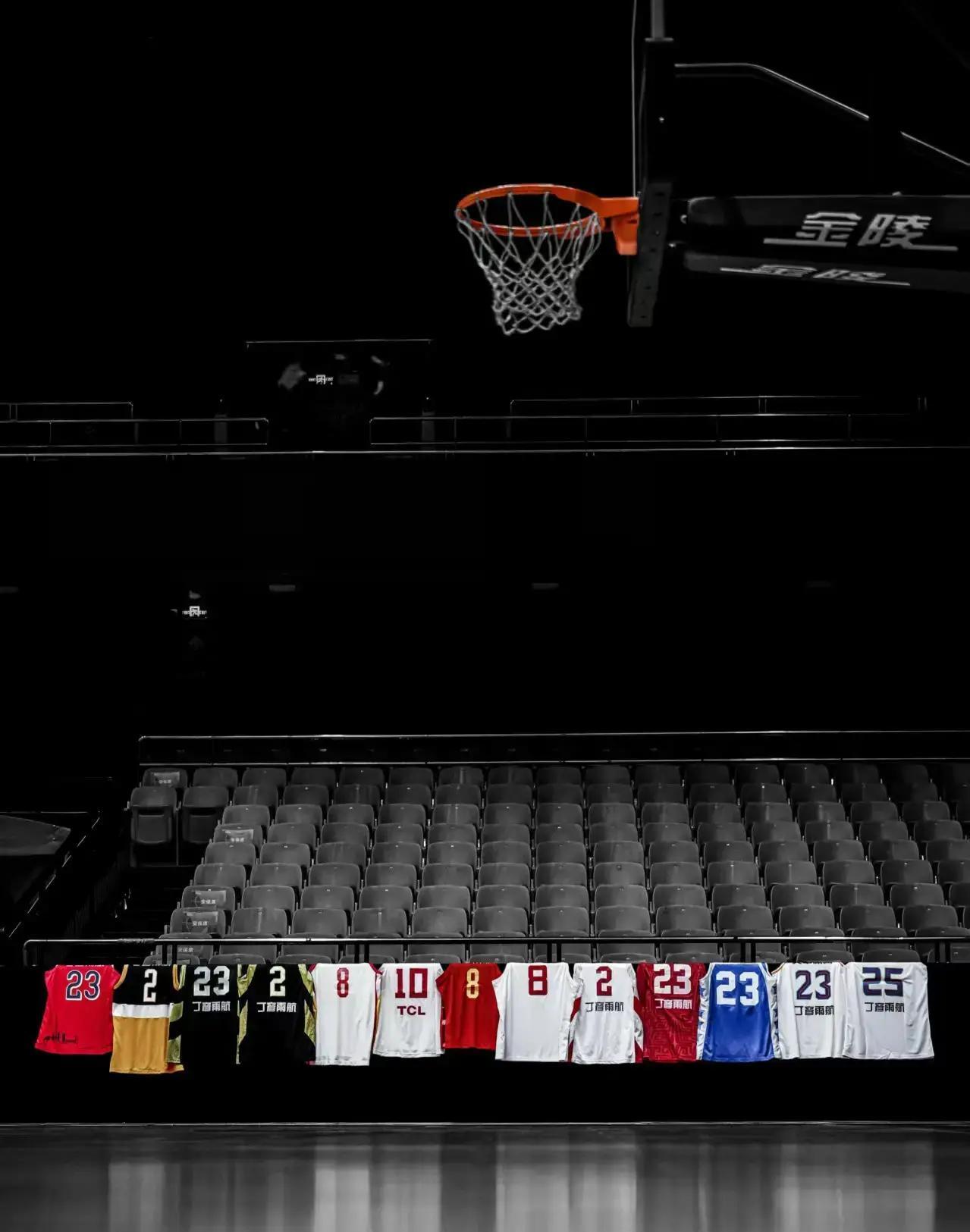 3月20日，中国男篮曾经的锋线希望丁彦雨航突然宣布退役，32岁就结束职业生涯，最