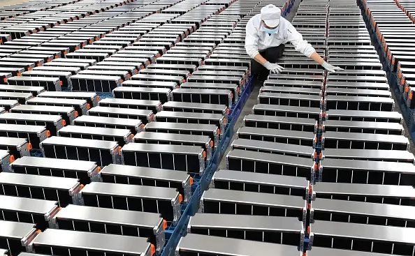 中国动力电池正迎来规模化退役潮。2025年综合利用量已超40万吨，2030年预计