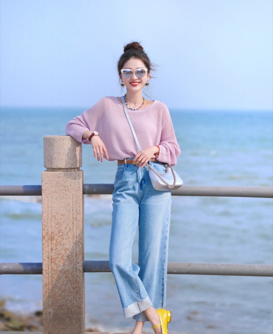 这事儿有点意思。以前出门穿啥，全靠自己琢磨。翻半天衣柜，套上发现不对劲，又换。折