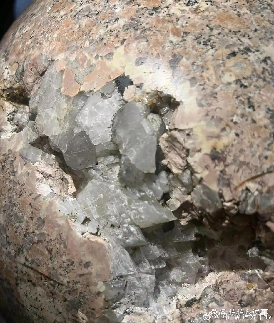 终于知道石墩子为什么那么贵了 原来里面装的是水晶！! 