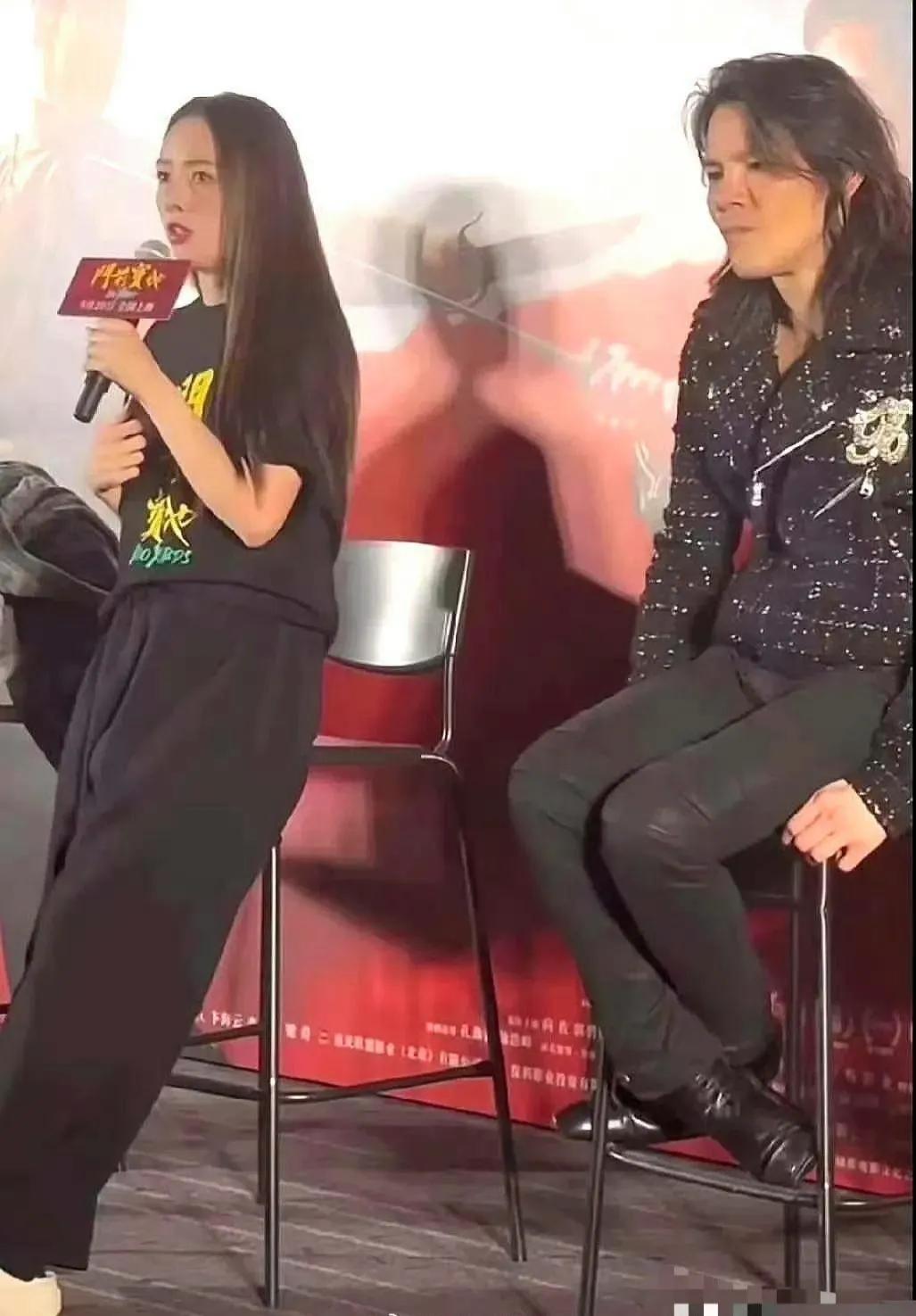 郭碧婷：你怎么了？
向佐：没怎么啊！
郭碧婷：你能不能在我说话时开心点？
向佐：