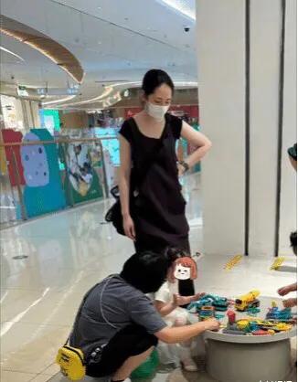 郭碧婷这俨然已经成为一个家庭主妇了，看来嫁入豪门后，牺牲还是蛮大的！