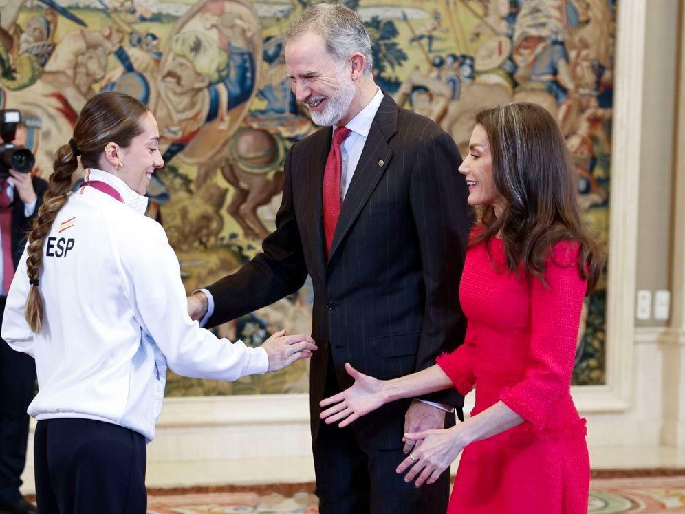 西班牙王室 3月17日，费莱在zarzuela王宫米兰冬残奥会代表团，莱后穿了来