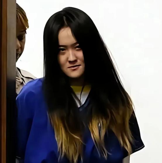 大快人心！2015年，曾拿烟头烫同学、扇耳光，赴美留学生翟云瑶在法庭上咆哮，无视