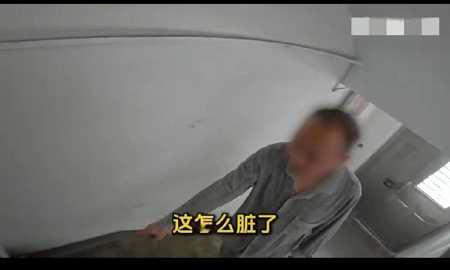 外卖小哥把外卖放到顾客门口地上，没想到碰到个“讲究”的大爷。。。外卖员超时送餐 