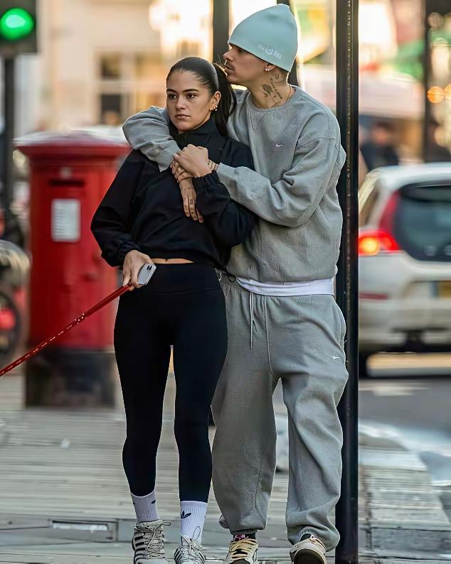 罗密欧贝克汉姆读书不行，踢球不行，一事无成。专业啃老的他是个极品，专挑哥哥的前女