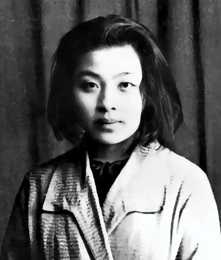 1937年，33岁的女作家丁玲爱上了20岁的男下属陈明，陈明嫌她太老，情急之下娶