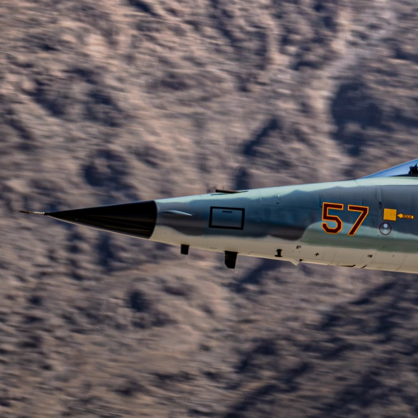 内利斯基地上空的F-5 ​​​
