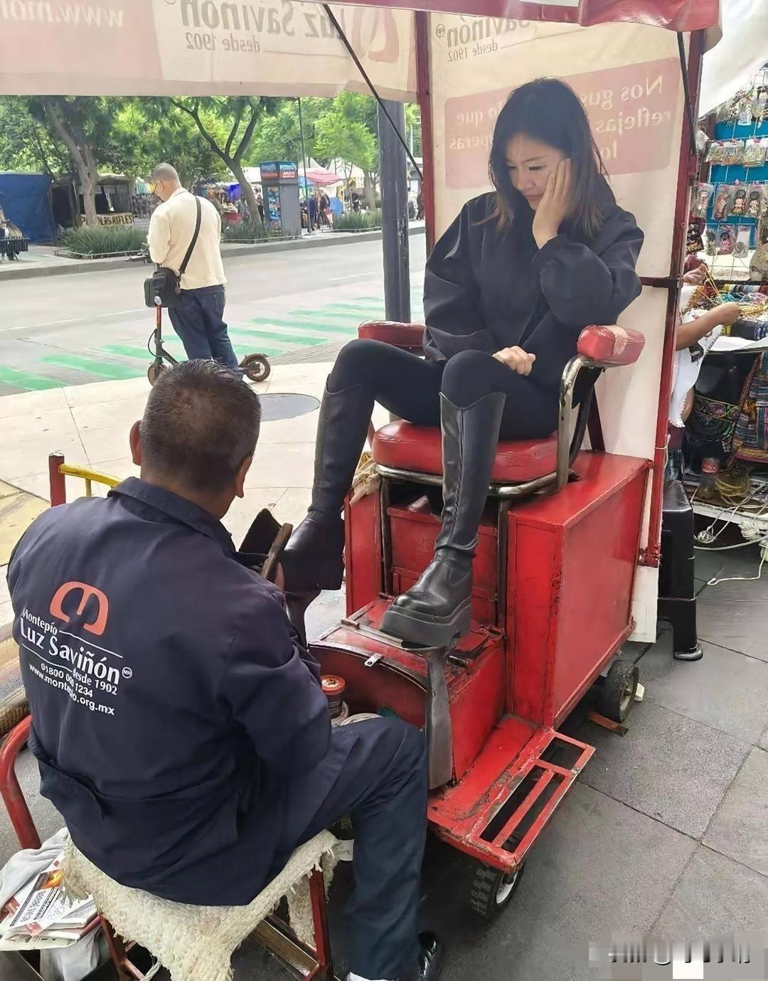 大爷不愧是大爷！
这擦皮鞋油的座椅设计太妙了，给人擦皮鞋油时不用弯腰，能坐着为顾