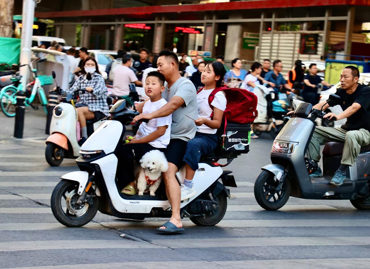男人到底有多难？今儿街头随手拍的一张图，就把这份难照得明明白白，他哪是存心要踩红
