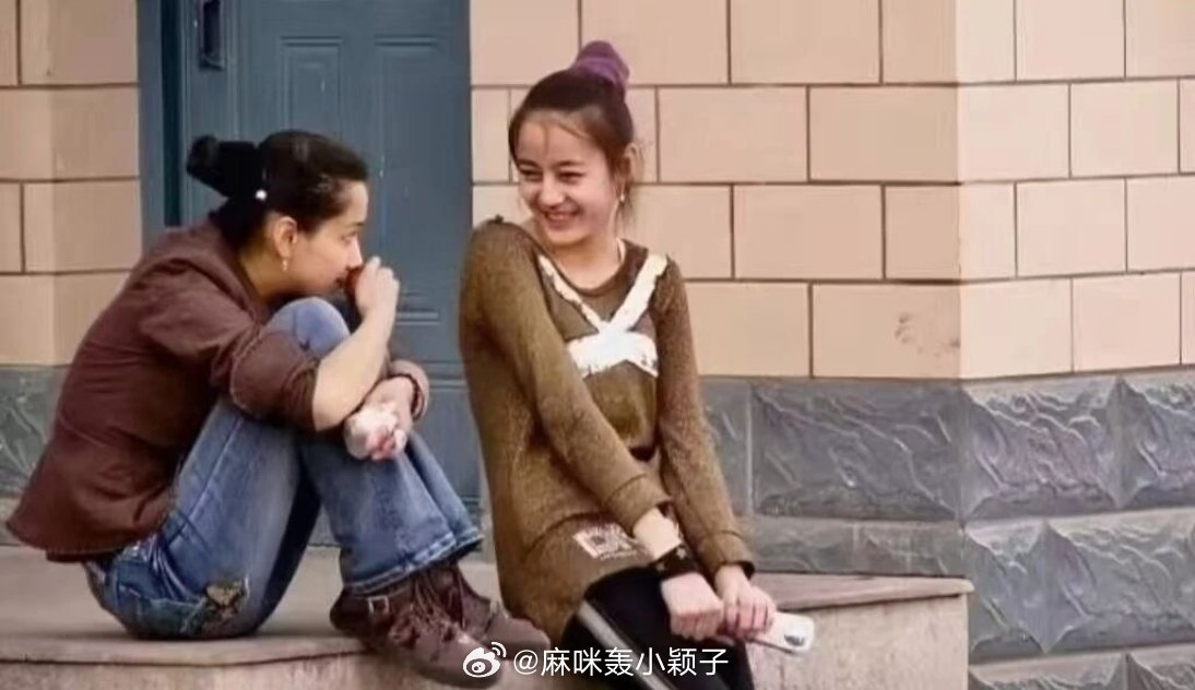 2007年新疆街头，路人随手拍到的两个女孩您相信缘分吗？2007年5月，新疆布尔