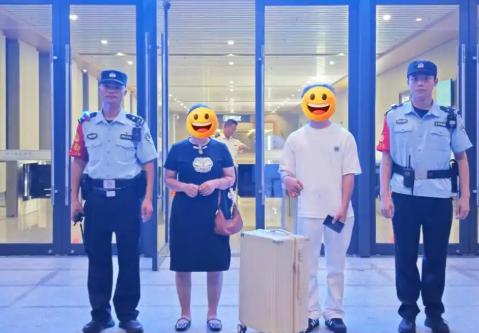 随着暑期到来，大学生、高中毕业生和初入职场的年轻人进入出行与求职高峰。

一些新