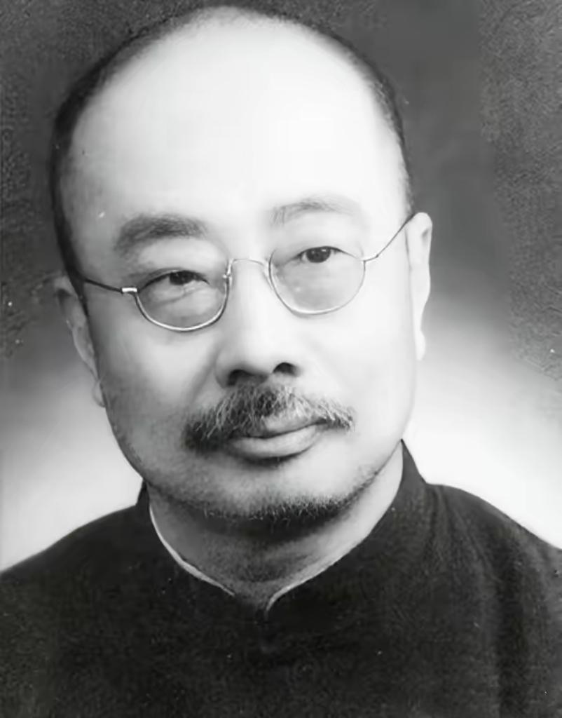 周作人与其兄交恶后，鲁迅从未公开骂过他，但他明里暗里，在文章中可没少骂。

而且