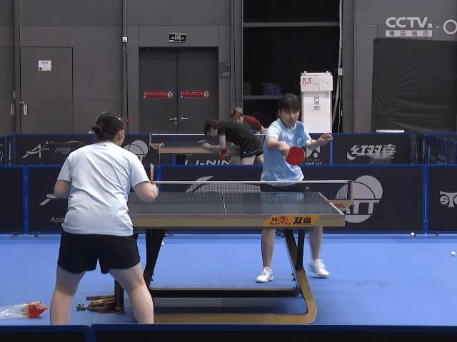 一会儿陈幸同打徐孝元，何卓佳在模仿削球陪练🏓 