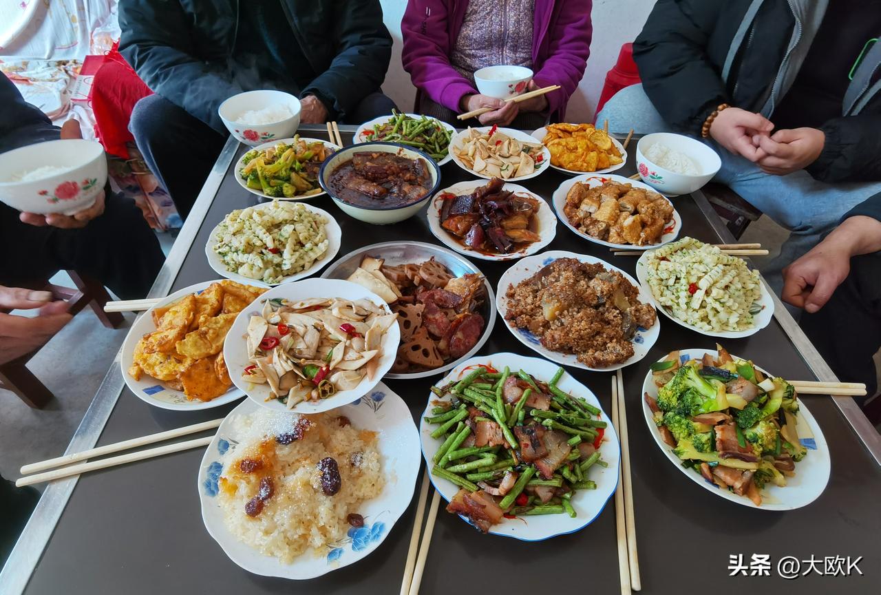 “团圆”有时在桌上，有时在心上。
是啊，正是因为有“离开”，才让“团圆”二字如此