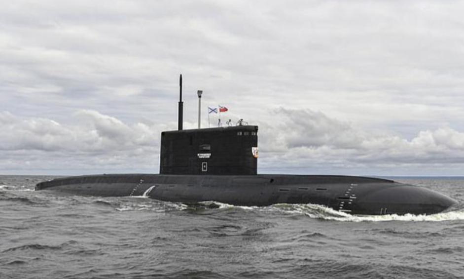 【乌军新型无人艇显威，俄舰艇面临新威胁】据英媒12月16日报道，乌克兰军队疑似创