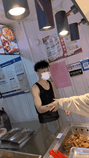 我挺好奇，如果照片中性别互换一下，淄博鸭头小哥会不会像史航一样，被多个女生投诉性