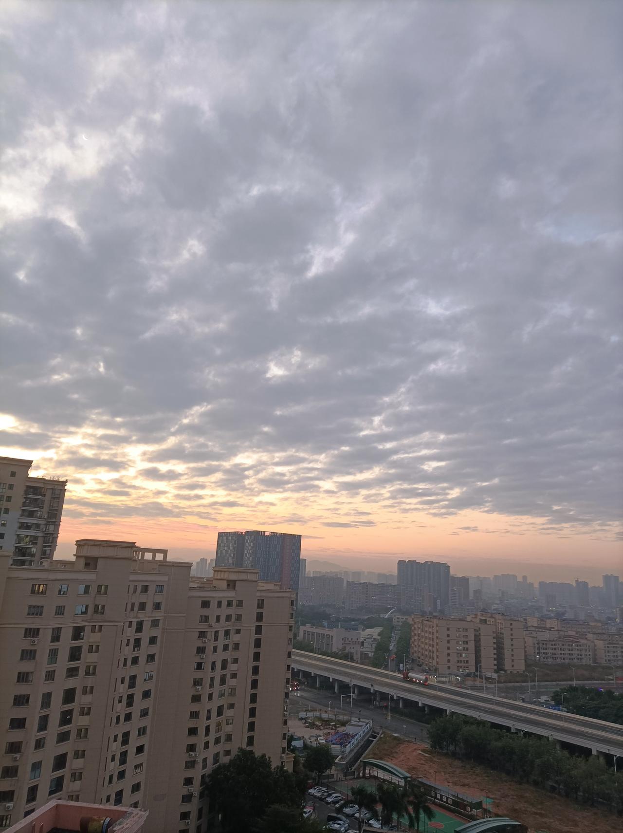 相册里最满意的照片一早起来抓拍到的东方朝霞，不是很好看，但别有一番意境！