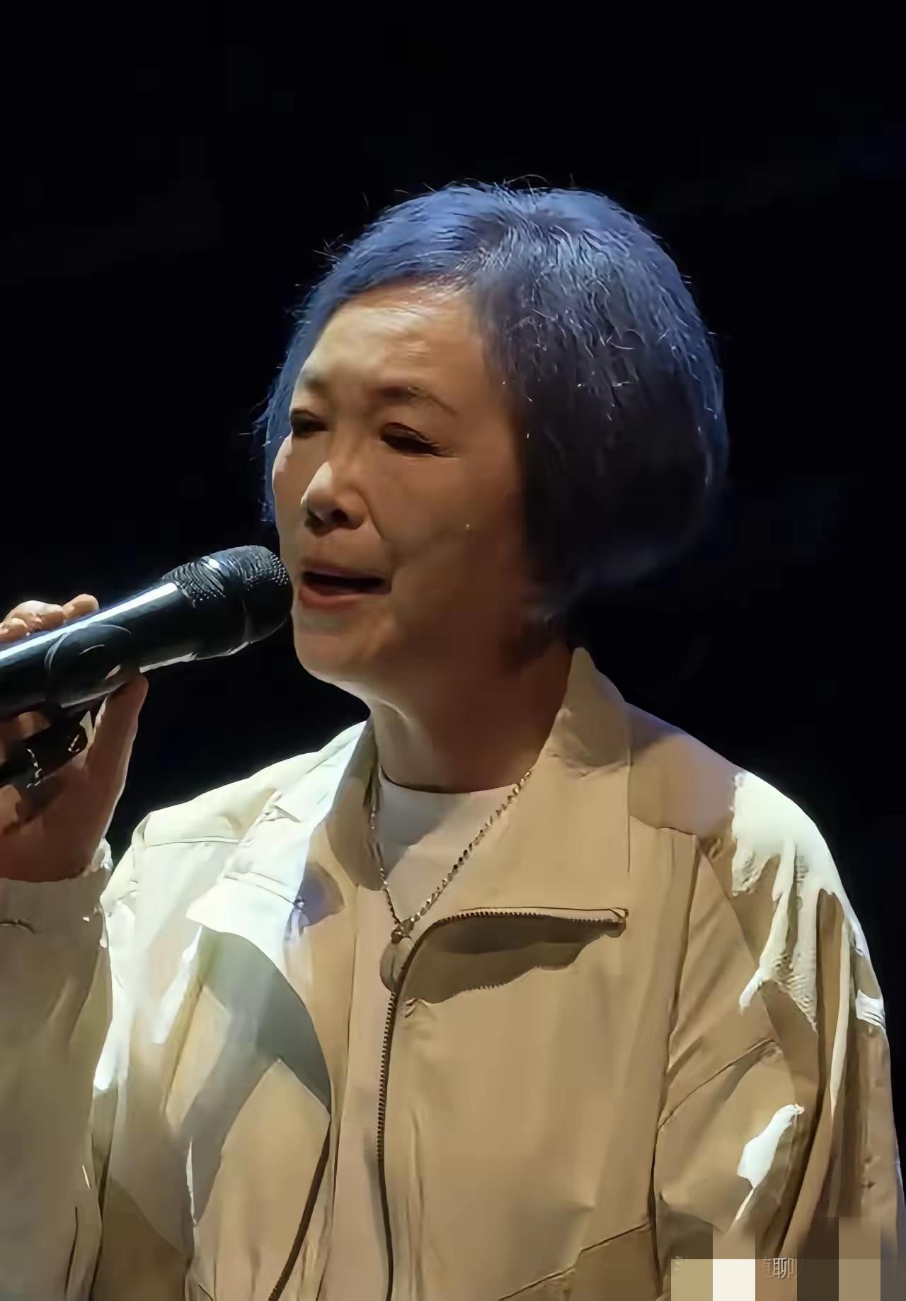 她是台湾乐坛非常著名的作曲家和歌手，创作了无数经典歌曲，她的歌曲旋律优美且极具传