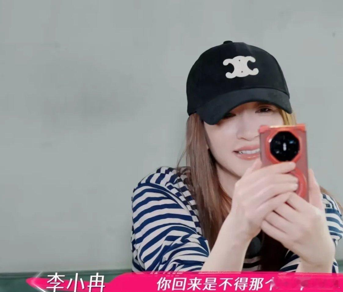 李小冉把何炅微信删了何炅问李小冉：“我刚刚给你打视频，你是不是删过一次微信？”谢