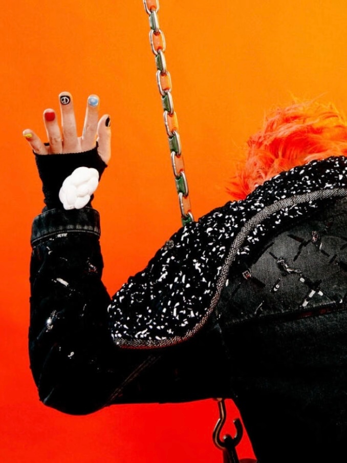 不愧是时尚之王的手好好好，15周年这么玩是吧！这张预热图是懂拿捏我的！仅仅一只手